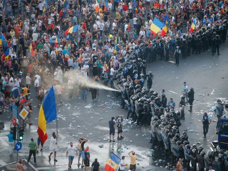 Jandarmii au dispersat mulțimea agresiv. Foto Inquam Photos/Adriana Neagoe