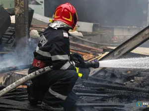 ISUBIF: Incendiu la un bloc din Capitală, o latură arde total/FOTO: Facebook/ISUBIF