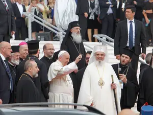 Papa Francisc, salutând mulțimea în fața Catedralei Neamului    Foto: Inquam Photos / Octav Ganea