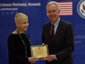 Sabina Fati a fost premiată, în 2017, de Ambasada SUA la București