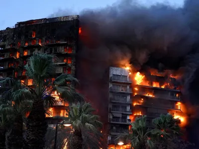 Incendiu devastator la un complex rezidențial din Valencia. Posibil oameni blocați în interior - Foto: Digi 24 /