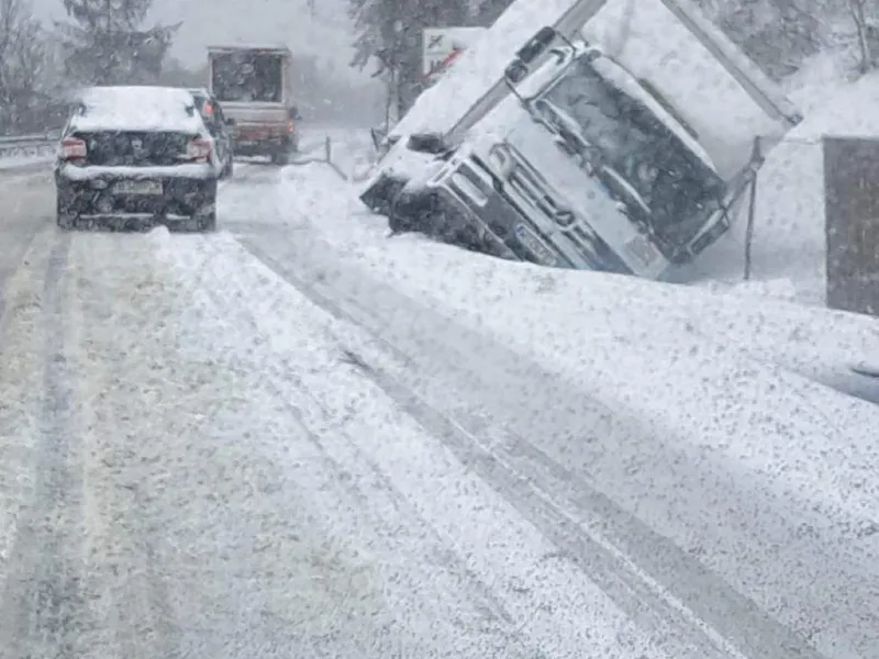 Accident în zona Borsec din cauza zăpezii de pe carosabil. - Foto: Facebook/Info Trafic 24