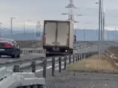 Șoferul unui camion a greșit intrarea pe autostrada A10 și a dat cu spatele: A rămas fără permis - Foto: Captură video