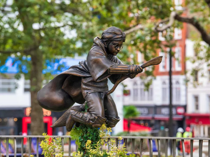 Statuia lui Harry Potter jucând Quidditch din Leicester Square / Foto: travelandleisure.com