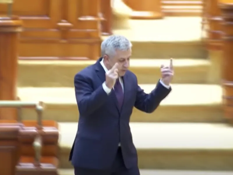 Florin Iordache ne arată degetul. De două ori/FOTO: youtube.com