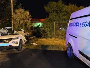 O mașină a intrat cu viteză în 3 vehicule parcate. Șoferul a murit, o Dacia Spring distrusă - Foto: sansanews.ro