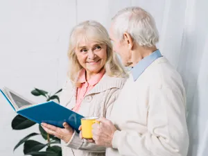 Care pensionari trebuie să depună CERTIFICATUL de VIAȚĂ ca să nu rămână fără pensie? Cum completezi? - Foto: Freepik