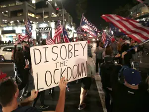 Pe 21 noiembrie a fost organizat un protest anti-lockdown în Huntington Beach, California/FOTO: latimes.com