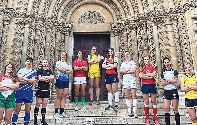 Emilia Vizitiu, în centru, alături de căpitanii celorlalte echipe participante  la Rugby Europe  7’s Trophy