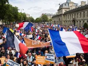 Peste 230.000 de oameni au protestat în 150 de orașe din Franţa. / Foto: bloomberg.com