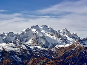 VIDEO Cinci morți și 8 răniți după ce o bucată s-a desprins din gheţarul Marmolad. Avalanșă în Alpi / wikipedia