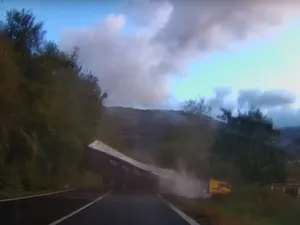 Cum a reușit un șofer de TIR să blocheze Valea Oltului. A derapat într-o curbă cu 80 km/h - Foto: captură video