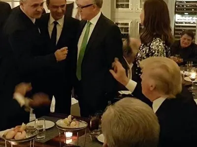 În ianuarie 2017, Dragnea și premierul Grindeanu au fost strecurați la un dineu oferit de Donald Trump, unde au reușit să-și facă o poză cu președintele SUA Foto: Facebook