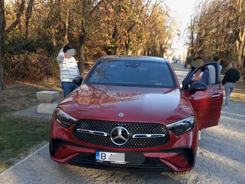 „Bombardier” la volan, varianta feminină. O șoferiță și-a parcat Mercedes-ul lângă Masa Tăcerii - Foto: Facebook/Poliția Locală Târgu Jiu