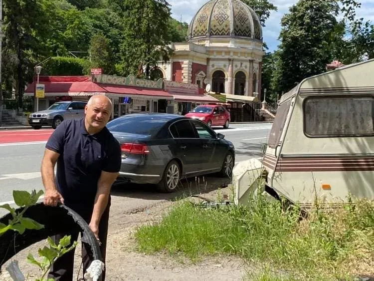 Președintele CJ Caraș-Severin arată cum se fură Foto: Faceboo Romeo Dunca