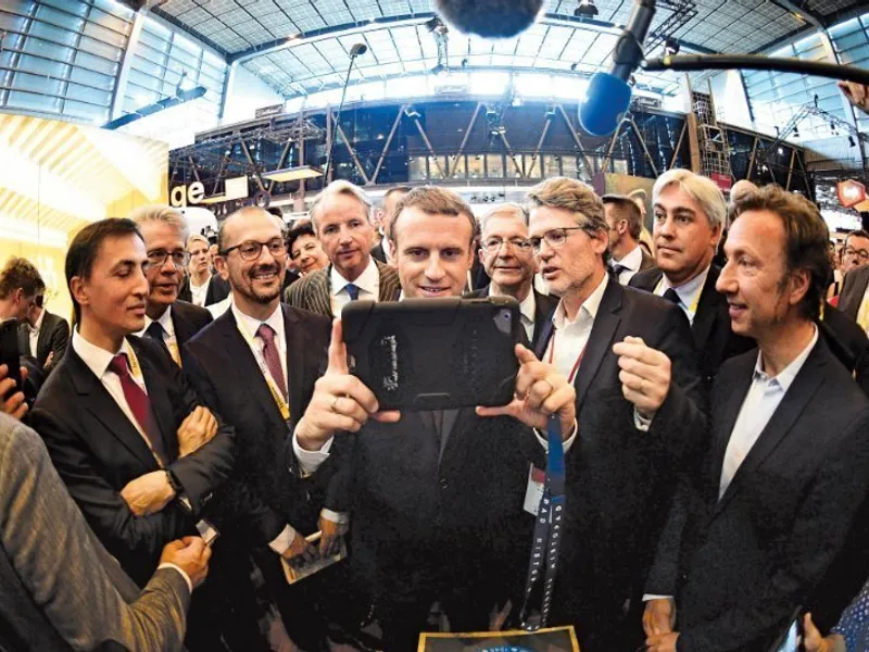 Macron, în centru, la un eveniment dedicat inovaţiei digitale; în timpul discursului din Parlamentul European din luna aprilie Foto Getty Images