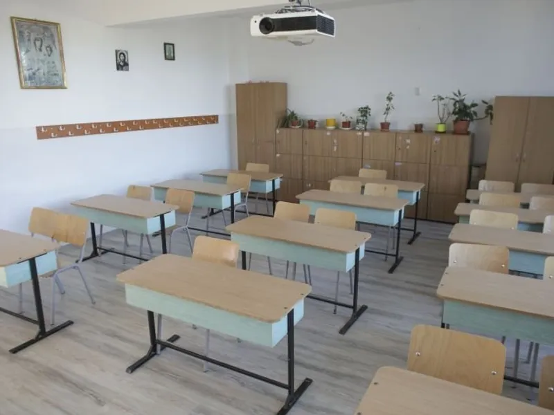 Băncile își așteptă elevii pentru Simulare Evaluare Națională 2019. Foto Inquam Photos/Octav Ganea