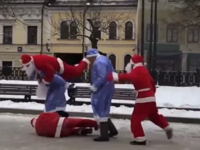 Șase „Moși Crăciuni” s-au luat la bătaie pe o stradă din Rusia. Aruncări ca la Wrestling - FOTO: Twitter