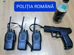 Pistol şi staţii emisie-recepţie, găsite într-o maşină oprită în trafic. Șoferul a luat-o la fugă