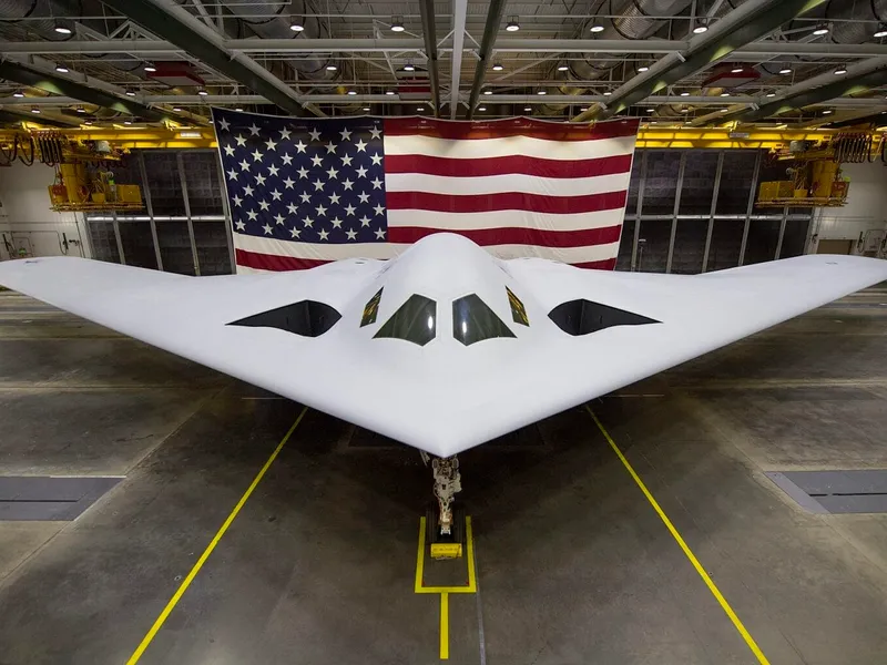 Inegalabilul bombardier american B-21 Raider are o „familie”, un roi de drone nedetectabile - Foto: thedrive.com