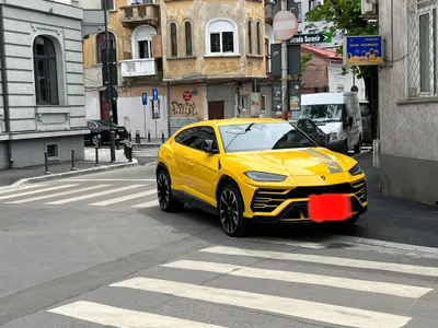 Proprietarul unui SUV Lamborghini Urus de 650 de cai putere, care costă circa 300.000 € nou, și-a parcat mașina pe două treceri de pietoni din centrul Bucureștiului - Foto: Facebook