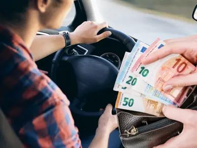 Instructor auto a fost prins în flagrant când lua „șpagă” de la cursantul lui pentru permis auto - Foto: Profimedia Images - Caracter ilustrativ