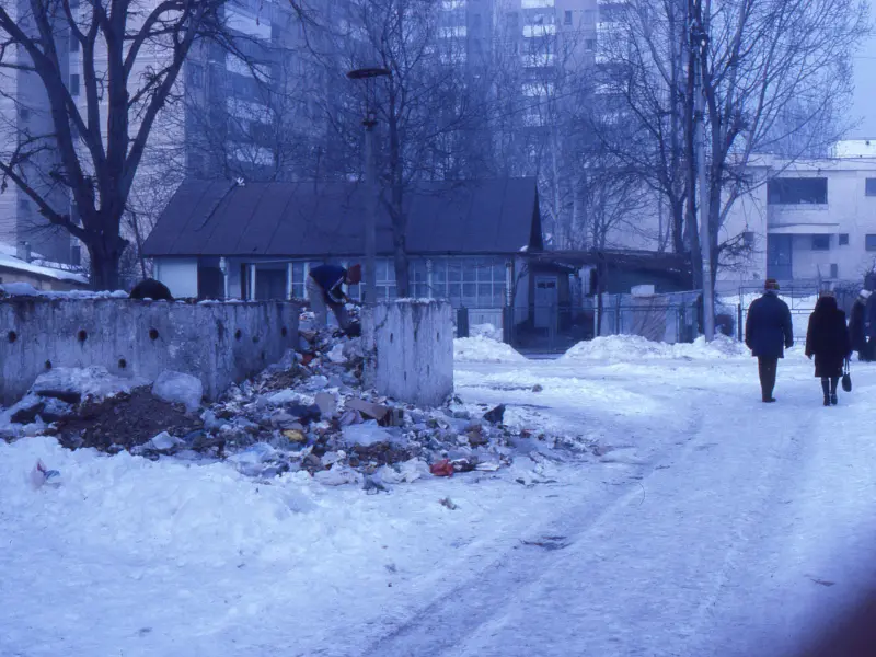 Gunoaie printre blocuri, în Tătărași, Iași, 1988