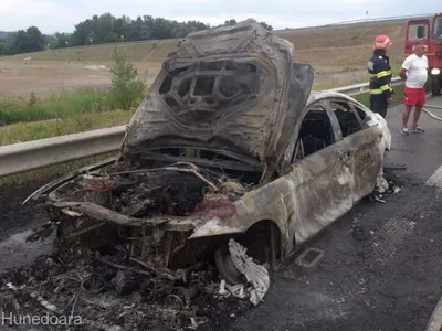 FOTO Mașină făcută „scrum” pe autostrada A1 Deva-Sibiu. Pasagerii s-au salvat în ultimul moment/FOTO: ISU Hunedoara