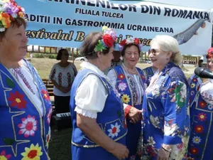 Doamne în albastru cu flori/FOTO: guv.ro