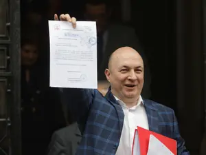 Codrin Ștefănescu, la BEC, imediat după depunerea listelor cu semnături pentru participarea la alegerile europarlamentare. Sursa: Inquam Photos - Octav Ganea