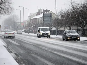 Trafic rutier în condiții de iarnă în 12 județe. Multe străzi sunt acoperite cu zăpadă și polei - Foto: Profimedia images - Caracter ilustrativ