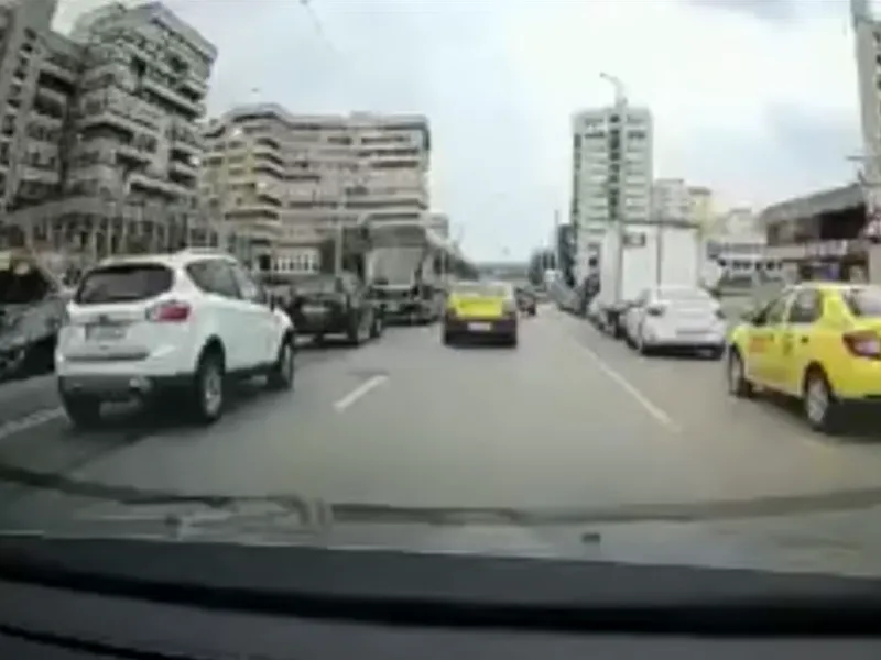 Un taximetrist a pus în pericol viața a zeci de persoane Foto: captură Youtube