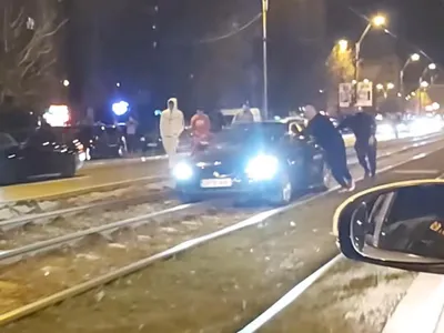 Un șofer din Dâmbovița și-a transformat BMW-ul în tramvai în București. A rămas suspendat. - Foto: captură video