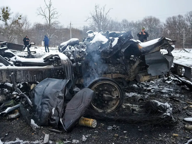 20 de blindate rusești, distruse în apropierea bazei aeriene Hostomel/FOTO: bbc.com