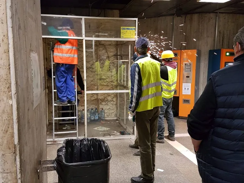 A început desfiinţarea chioşcurilor ilegale de la staţia de metrou Basarab. / Foto: Facebook, Clotilde Armand