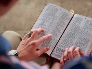 Un credincios citește Biblia Foto: Pixabau.com