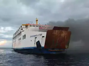 Un feribot cu 120 de pasageri la bord, cuprins de flăcări - Foto: Captura Video / CNN