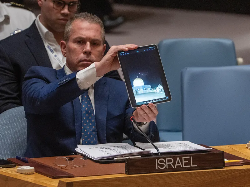 ȚINTA Gilad Erdan, ambasadorul Israelului la ONU, arată imagini cu rachete Hamas asupra Domului Stâncii în timp ce vorbește în Consiliul de Securitate al ONU luna trecută, la New York