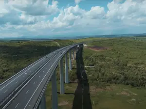 Zona viaductului Aciliu din Autostrada Deva – Sibiu, prăbușită în 2015 / youtube