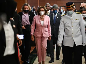 Președintele Camerei Reprezentanților din SUA, Nancy Pelosi, în centru, vizitează casa parlamentului din Kuala Lumpur, marți, 2 august 2022/foto: profimedia