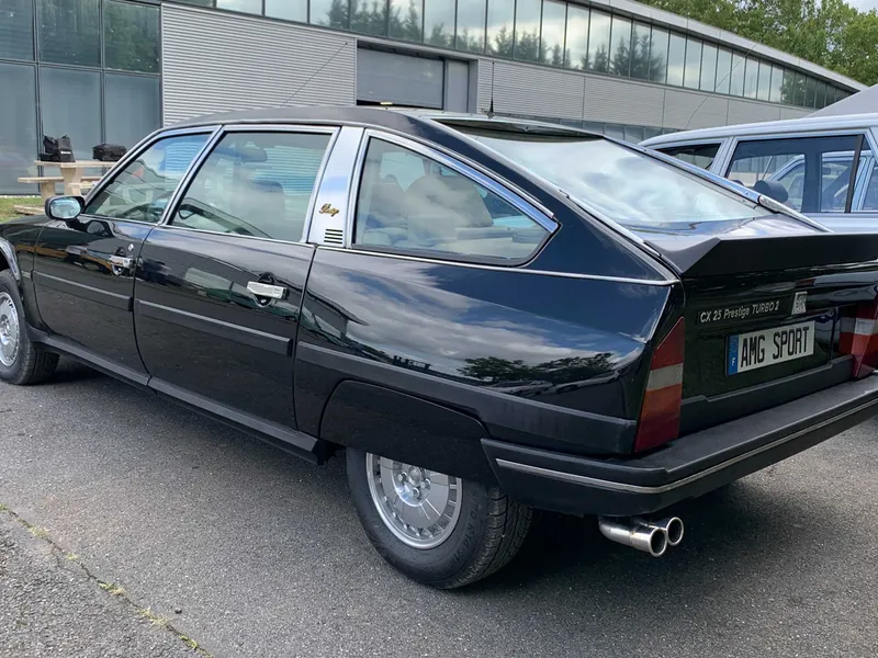 Citroën-ul CX Prestige este fabricat în 1988 și a fost modificat și transformat într-o limuzină. / Foto: largus.fr