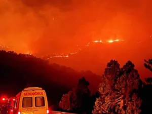 Mii de turiști au fost evacuați din calea flăcărilor. FOTO: Facebook