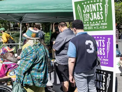 „Joints for jabs”: Mici cu muștar pentru Bucureșteni, marijuana contra vaccin în Washington. / Foto: theguardian.com