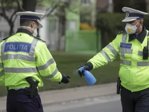 Polițiștii las pe toți să treacă. Foto Inquam Photos/Octav Ganea