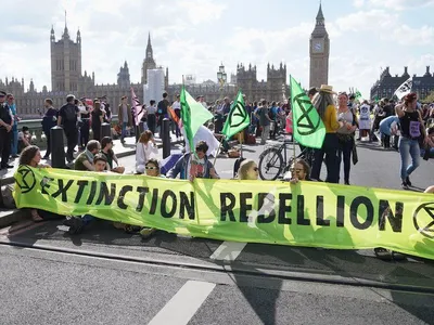 Ecologiștii Extinction Rebellion au paralizat Londra, blocând patru poduri în numele climei. / Foto: bbc.com