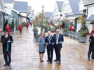 Oficialități locale  au participat la deschiderea noului Bicester Village, pe 19 octombrie 2017