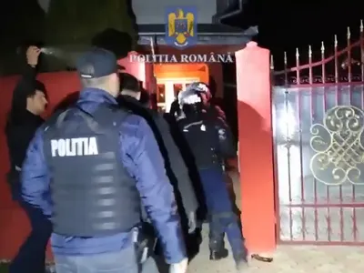 Polițiștii și jandarmii au descins la mai multe adrese din Buhuși. / Foto: captură video