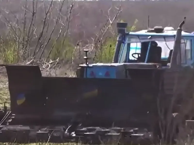 Tractor transformat de un ucrainean în maşină de deminat terenul agricol - Foto: captură video Digi24