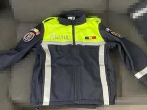 Polițiștii se plâng de calitatea noilor uniforme: „A primat cantitatea”. / Foto: news.ro