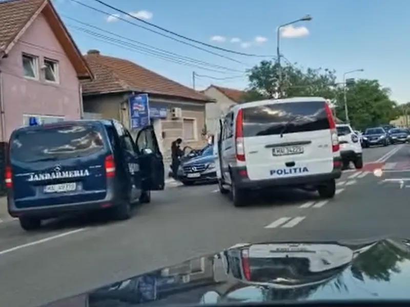 Mascații au oprit un Mercedes în trafic și i-au pus pe burtă pe toți cei dinăuntru Foto: Facebook